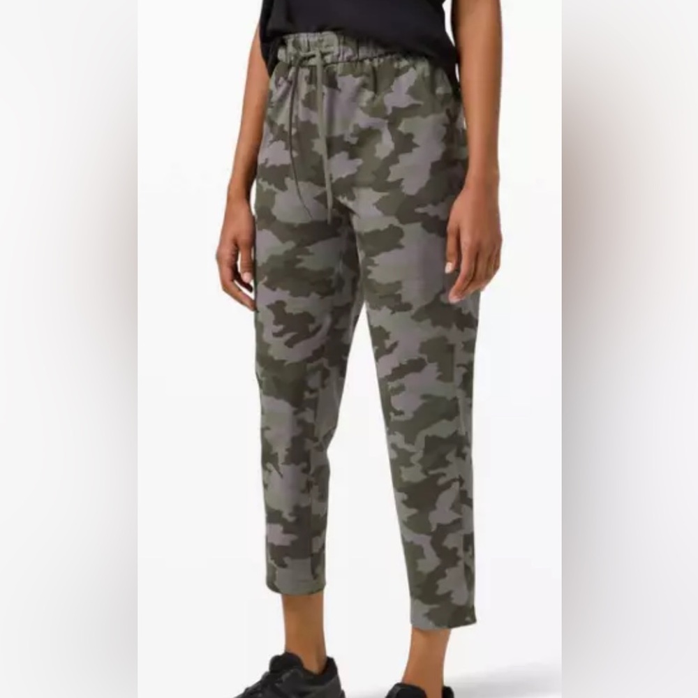 LULULEMON womens size 2 “Keep Moving” crop pants